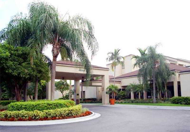 Courtyard Miami Airport West/Doral Hotel Exterior photo